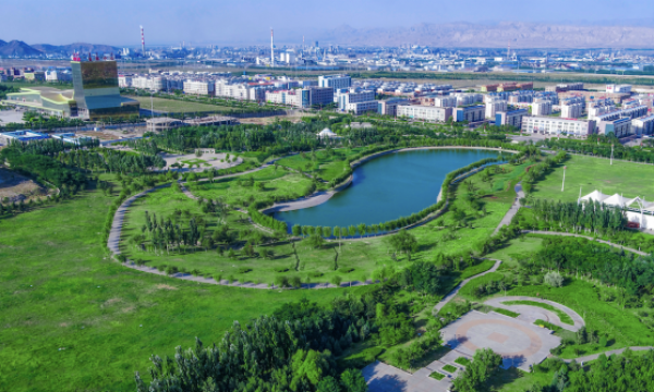 “追光治沙” 绿能涌动——阿拉善探索生态与能源协同发展新路径